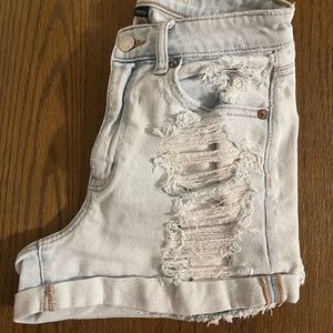 Light wash high waisted mom short